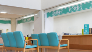 「人員不足」は結果に過ぎない。流れと構造で再設計する外来運営