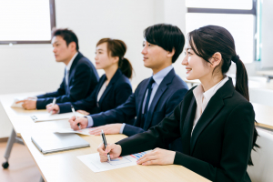 4月の研修をイベントで終わらせない!半年後に「現場が変わる」ための、逆算型・育成設計の秘訣